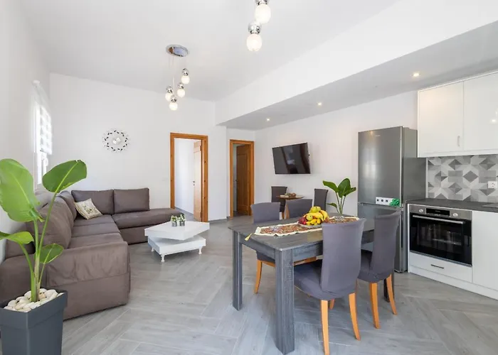 Alex Luxury Downtown House